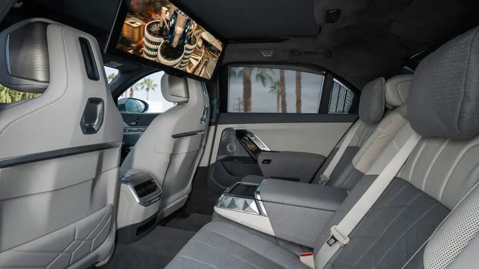 14-BMW-i7-7-Series-review